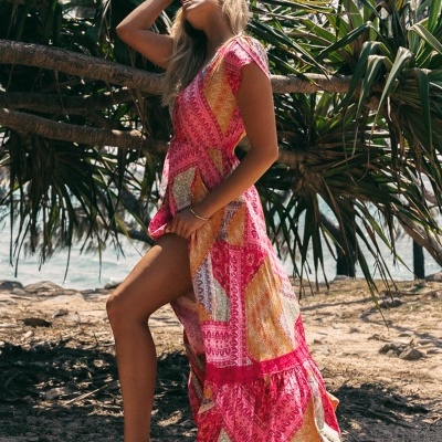Vestido patchwork colorido com fenda na praia