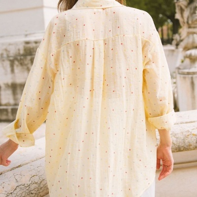 Camisa comprida amarela clara com pequenos corações coloridos