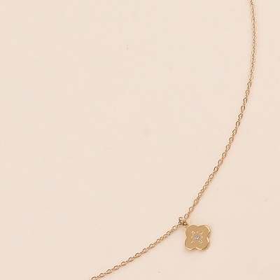 Colar fino dourado com pendente de flor e cristal no centro