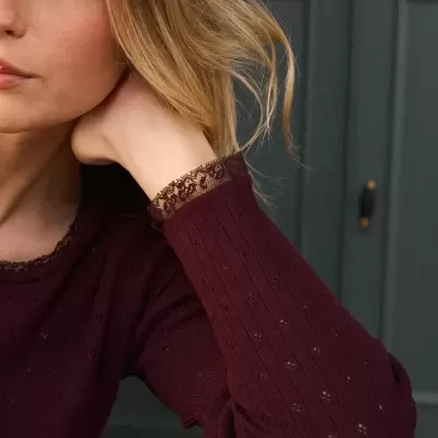 Blusa de malha castanha com renda castanha na manga