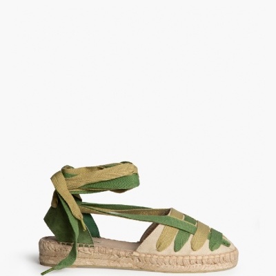 Espadrilha de senhora em verde e bege com tiras para amarrar.