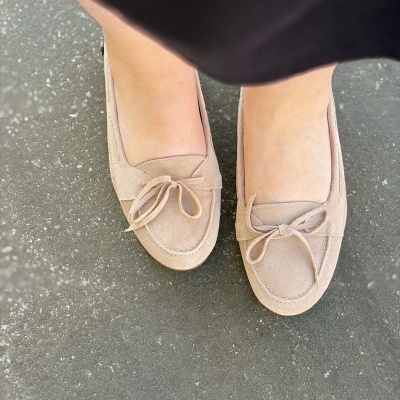 Sapatos mocassins femininos bege claro de camurça com laços