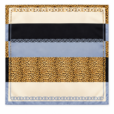 Lenço quadrado com padrão animal print, faixas azuis, pretas e bege, e borda decorativa azul