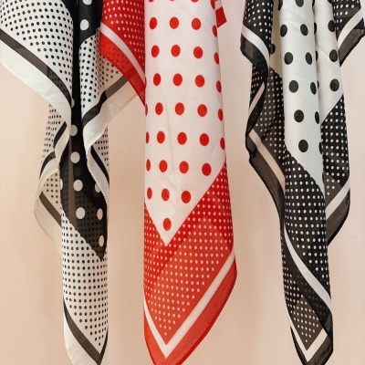Lenços de tecido com padrão de polka dots em vermelho, preto e branco pendurados