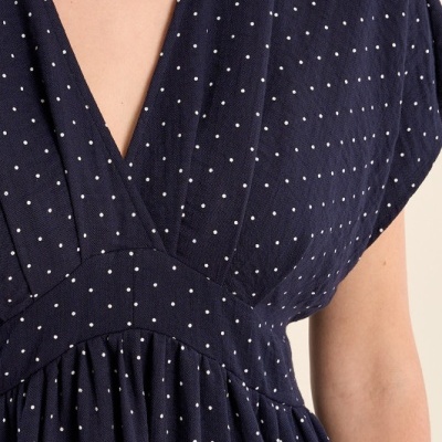 Vestido azul escuro com pontos brancos e decote em V