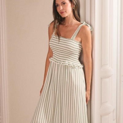 Vestido longo riscado verde e branco com alças laçadas, tecido leve, interior claro.