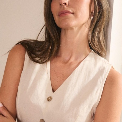 Blusa branca sem mangas com botões