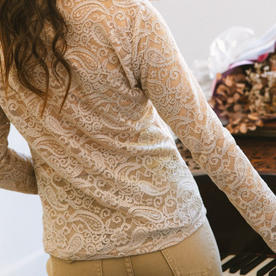 Blusa feminina de renda bege com motivos florais e padrão paisley