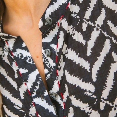 Camisa preta e branca com padrão zebra e botões cinza