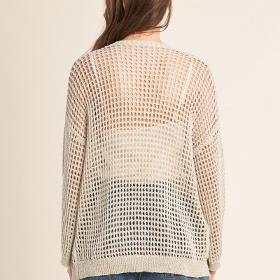 Camisa de malha bege clara com padrão aberto vista de costas