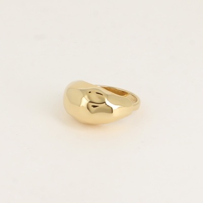 Anel dourado em metal com design arredondado e liso