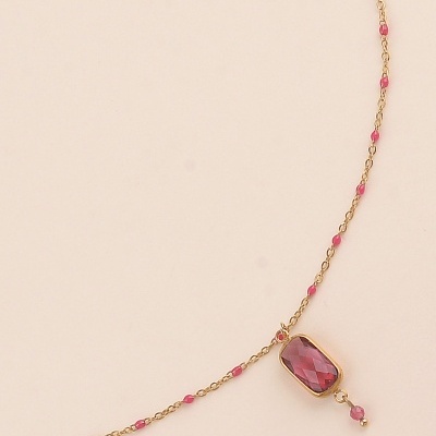 Colar dourado com pedras cor-de-rosa e pendente retangular