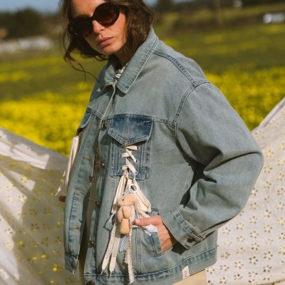 Casaco de ganga azul claro com laços brancos e pendente de ursa em tecido