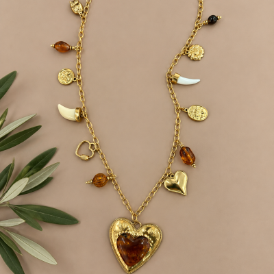 Colar dourado com pendentes variados numa corrente sobre fundo bege