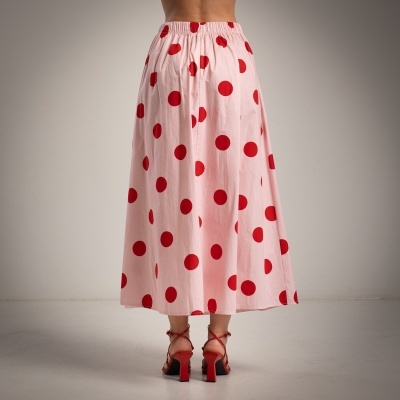 Saia midi rosa com bolinhas vermelhas vista de trás