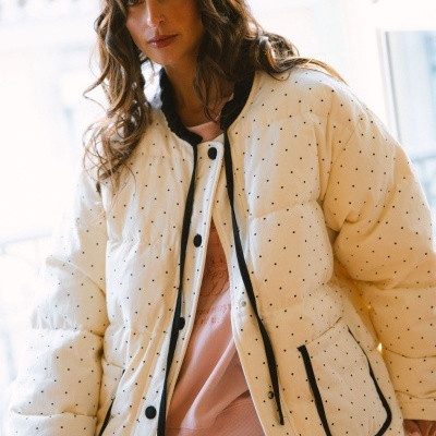 Casaco acolchoado creme com padrão de pontos pretos
