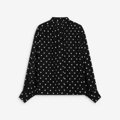 Camisa preta com bolinhas brancas de costas