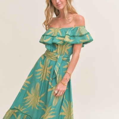Vestido verde com estampado dourado de folhas e folhos ao ombro e na saia