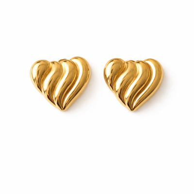 Brincos dourados em forma de coração com design ondulado