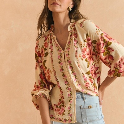 Blusa feminina floral creme e calças de ganga claras