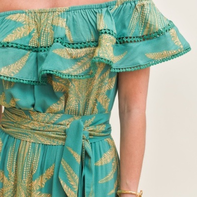 Vestido ombro a ombro verde com padrão de folhas amarelas e faixa na cintura