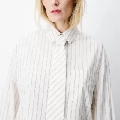 Camisa branca com riscas cinza, gola clássica e gravata estreita combinando, vista de perto