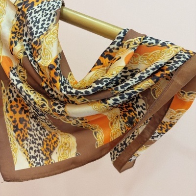 Lenço de seda com padrão animal print e correntes douradas