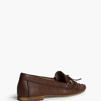 Sapato mocassim castanho em pele com costuras e sola castanha clara