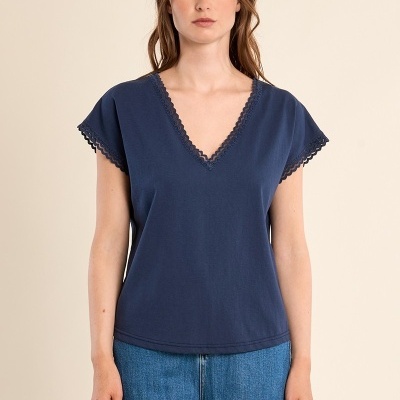 T-shirt azul escuro com rendilhado e calças de ganga azuis