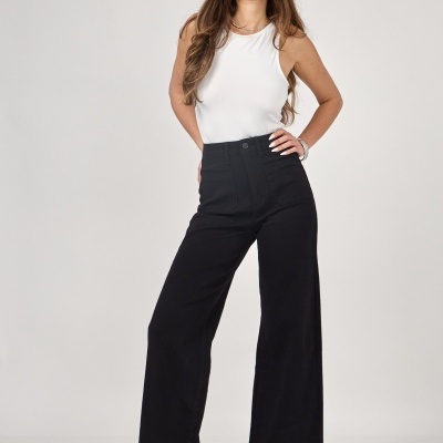 Mulher com roupa casual em fundo branco