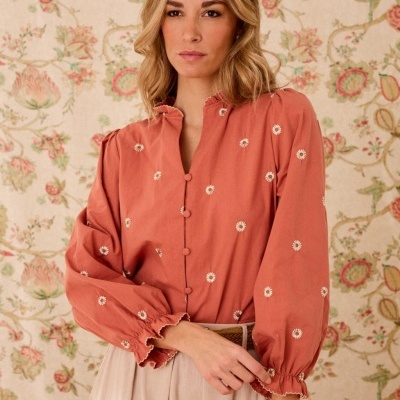 Blusa terracota bordada com margaridas e botões forrados