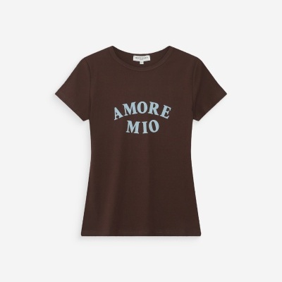 T-shirt feminina castanha com texto azul AMORE MIO