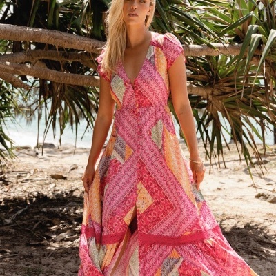 Vestido comprido colorido com padrão patchwork na praia