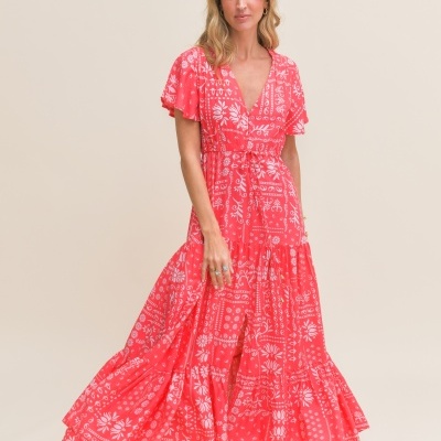 Vestido longo cor-de-rosa com estampado branco floral e geométrico em fundo neutro