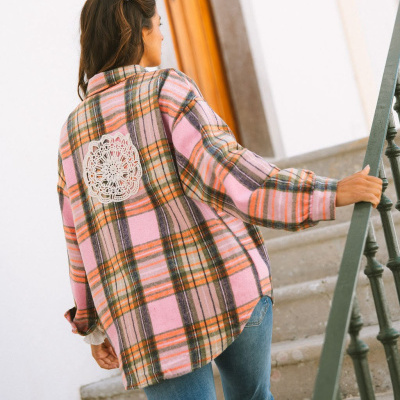 Camisa de flanela xadrez rosa com renda branca nas costas