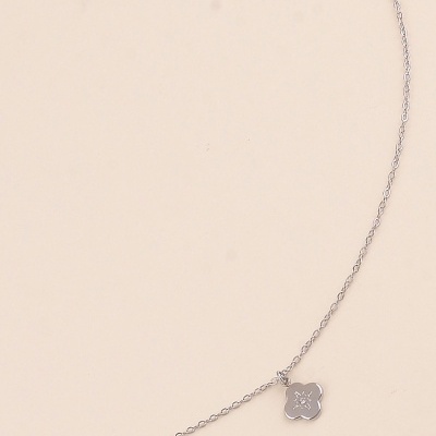 Colar prateado com pendente de trevo e pedras brilhantes