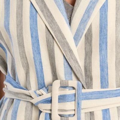 Vestido ou casaco riscado branco, azul e cinza com cinto texturizado.