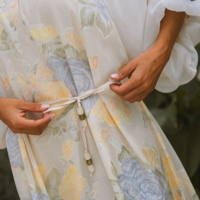 Vestido floral feminino com fitas na cintura e tecido translúcido