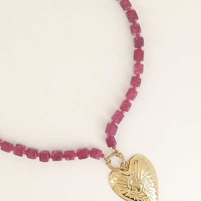 Colar com contas rosa quadradas e pendente em forma de coração dourado