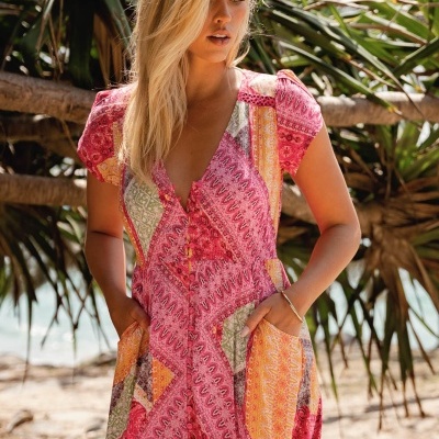 Vestido feminino colorido com padrão patchwork em ambiente exterior