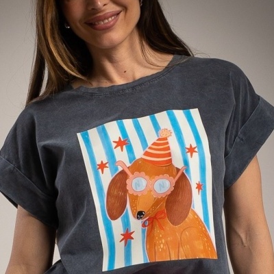 T-shirt cinzenta com estampado divertido de cão com chapéu e óculos