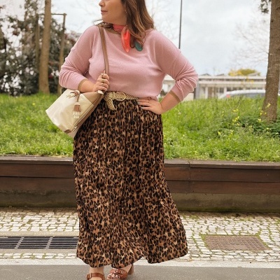 Mulher com roupa casual e acessórios em ambiente exterior