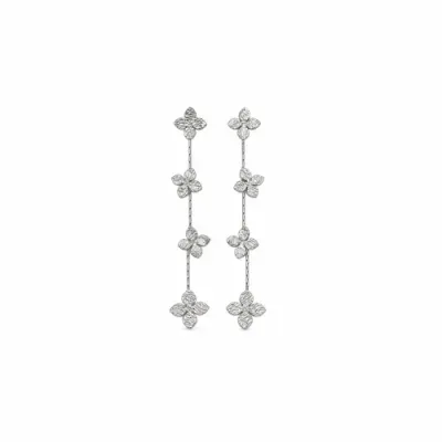 Brincos pendentes prateados com flores texturadas