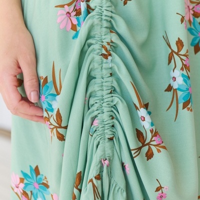 Vestido verde água com padrão floral e detalhe franzido vertical