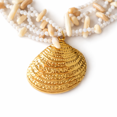 Colar de contas brancas e bege com pendente dourado em forma de concha