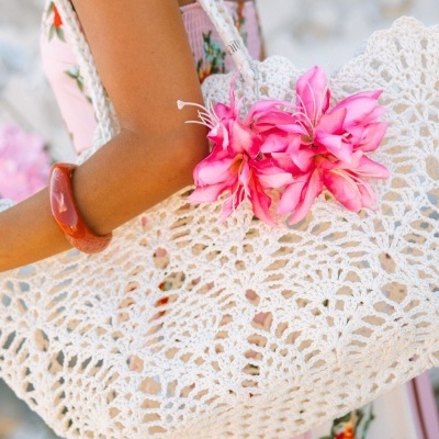 Mala de croché branca com flores rosa e vestido floral