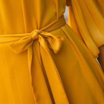 Vestido amarelo com cinto e nó decorativo em tecido liso