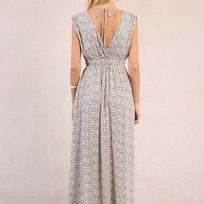 Vestido longo feminino com padrão animal print e decote em V nas costas