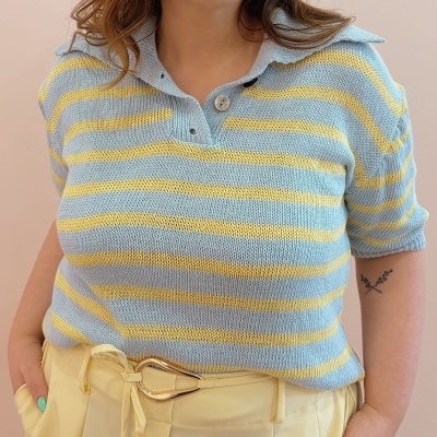 Camisa de malha fina riscas amarelas e azul claro com gola de botões e calças amarelas cintura alta