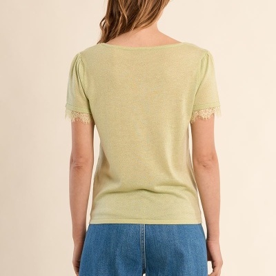 Camisola verde claro de manga curta com renda nas mangas, vista de costas, com calças jeans azuis.